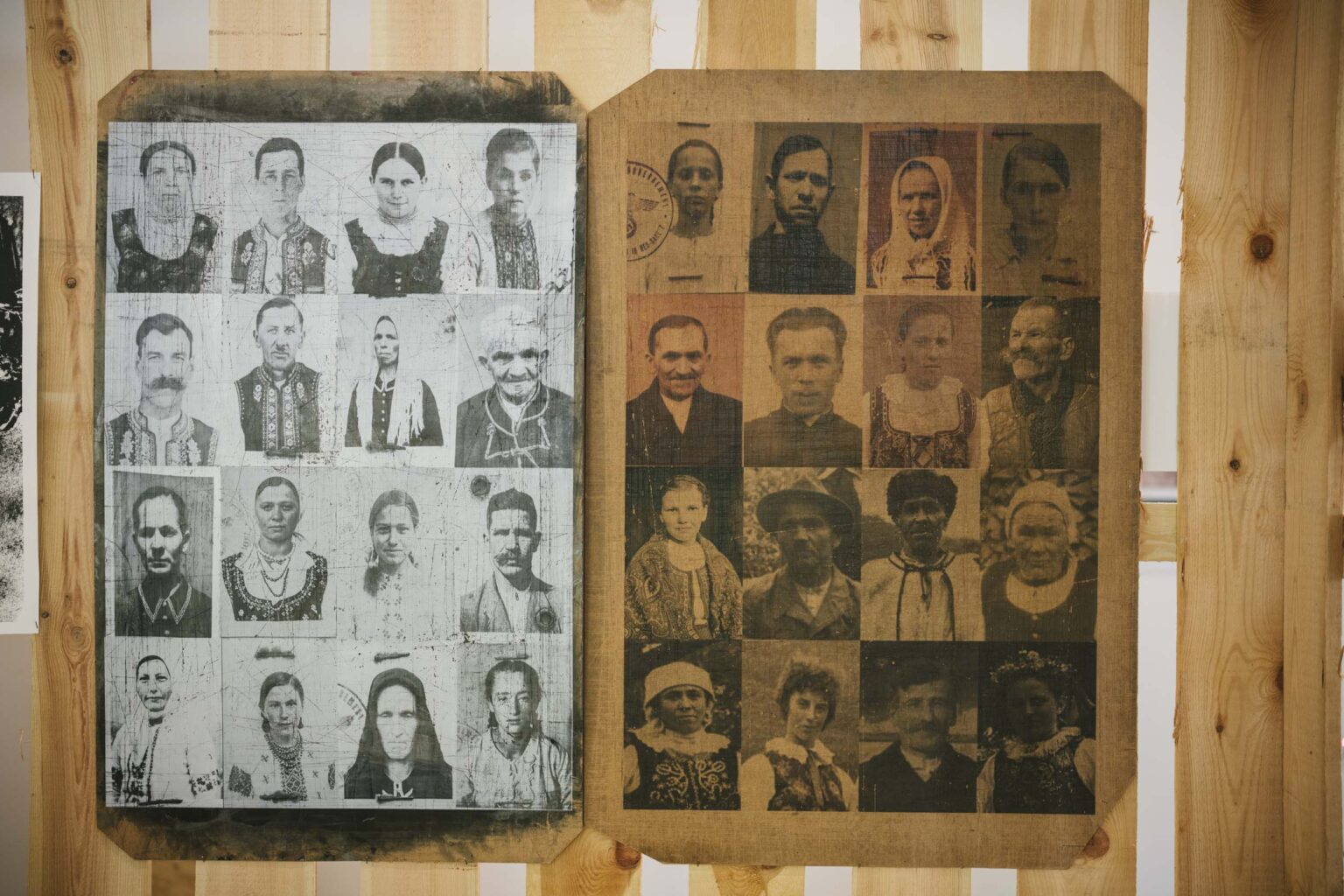 sitodruk przedstawia czarno-białe portrety osób, wyeksponowany na drewnianych sztachetch