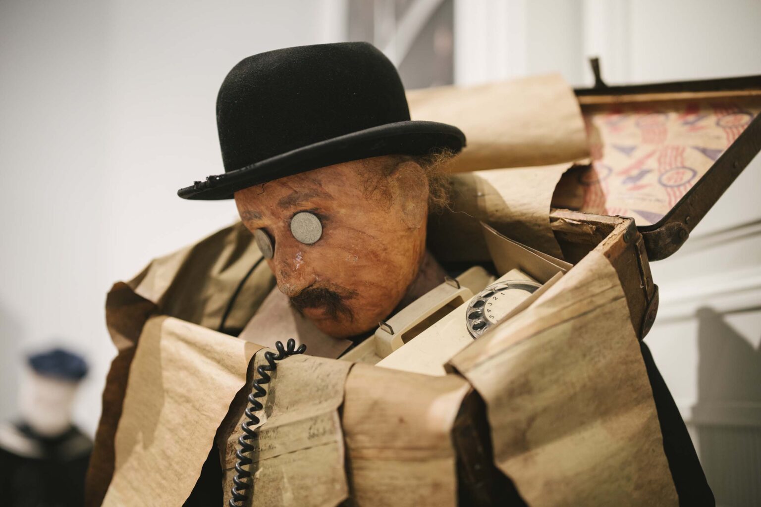 zbliżenie na sylwetkę naturalnych rozmiarów w kapeluszu