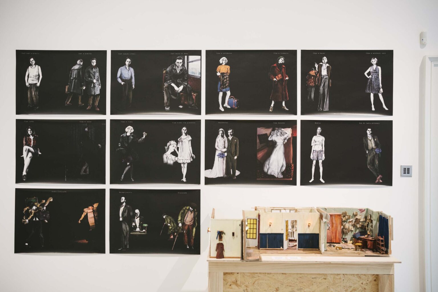 Zbliżenie na projekty przedstawiające kostiumy, z boku: makieta