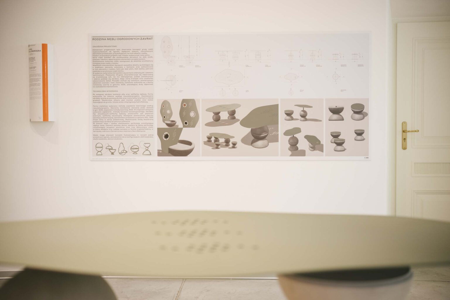 fragment stołu, opis na ścianie