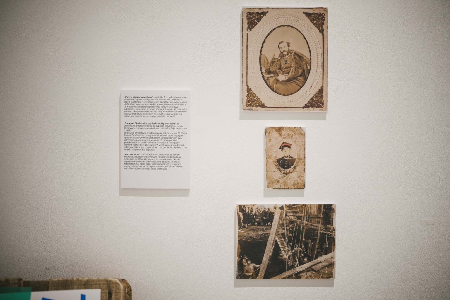 trzy obiekty i opis na ścianie