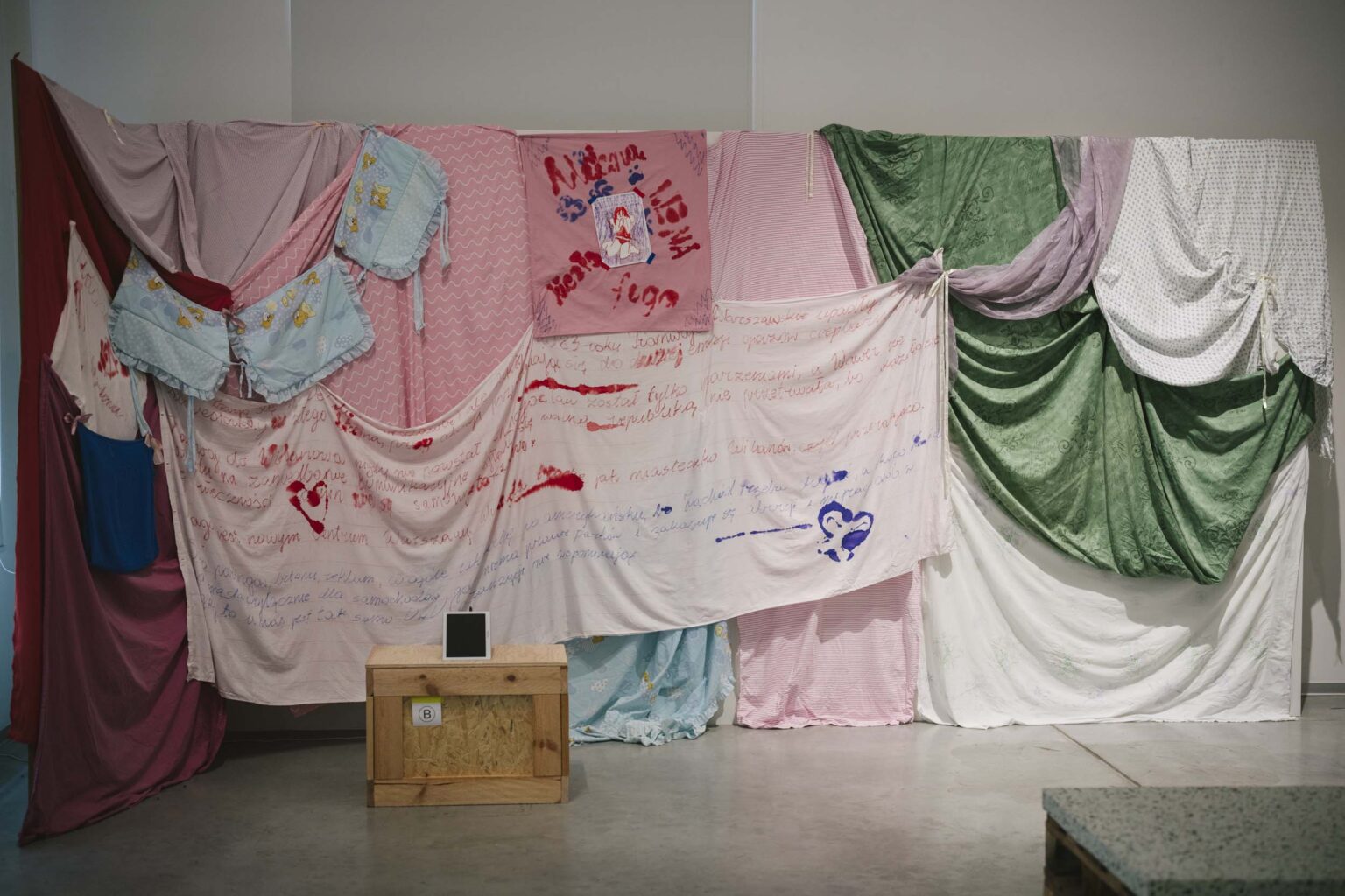 instalacja z rozpostartych różnobarwnych tkanin