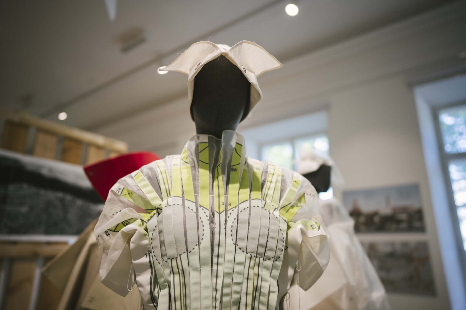 Zbliżenie na sylwetkę (kostium) na manekinie
