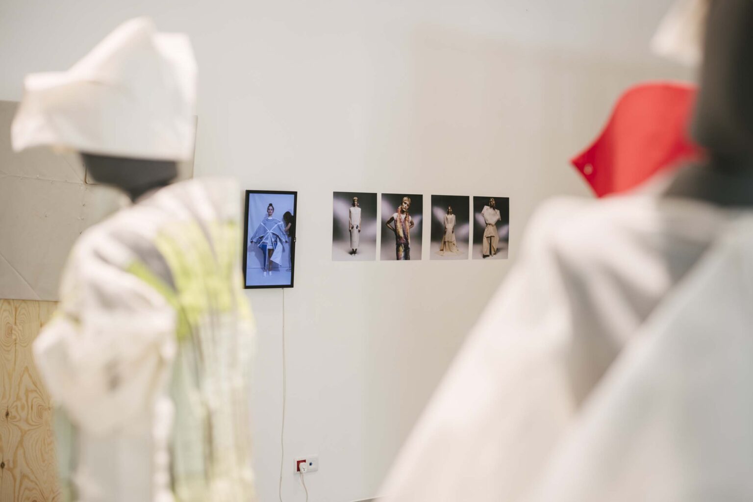 swie sylwetki, pomiędzy nimi niewielkie zdjęcia sylwetek