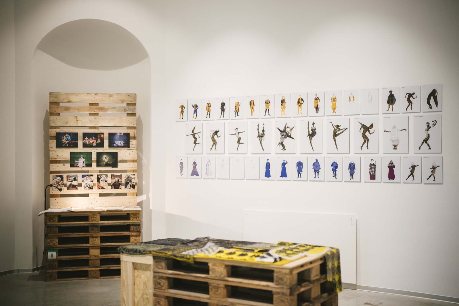 projekty kostiumów - rysunki na ścianie, makieta i obiekt