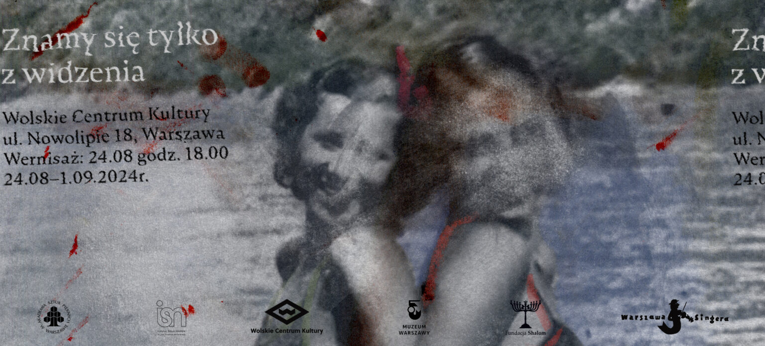 Dwie uśmiechnięte, młode kobiety stoją do siebie placami ze splecionymi rękami, w tle rzeka