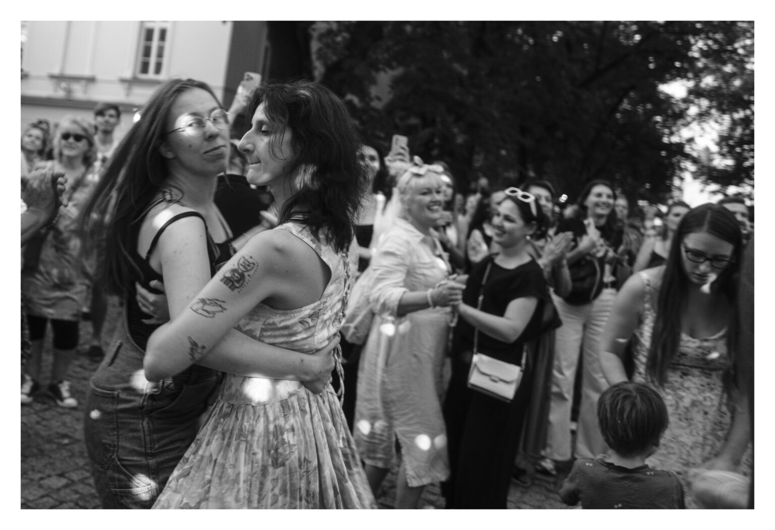 Tłum ludzi podczas tańca.