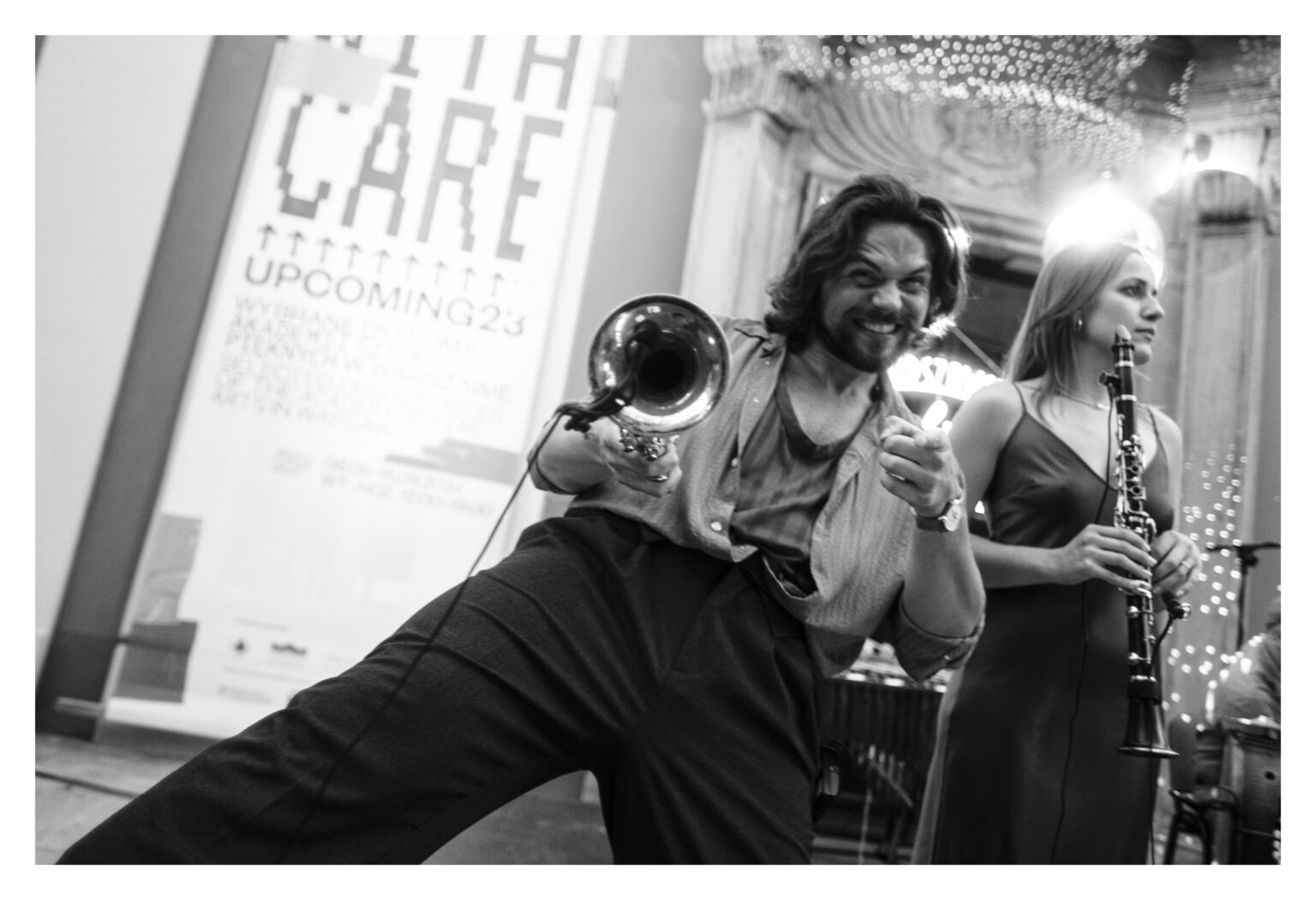 Zbliżenie na mężczyznę podczas koncertu.