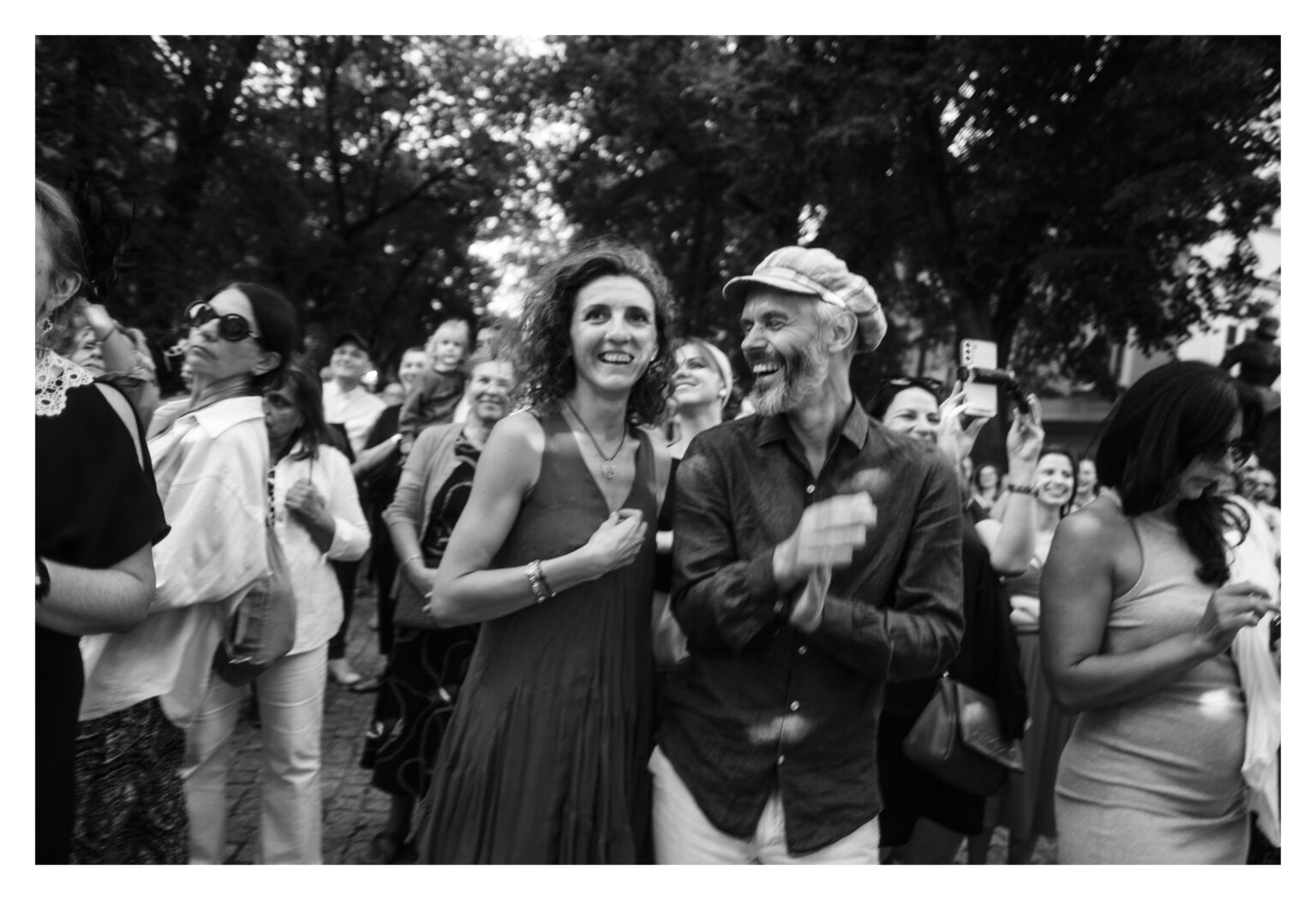 Uśmiechnięta tańcząca para.