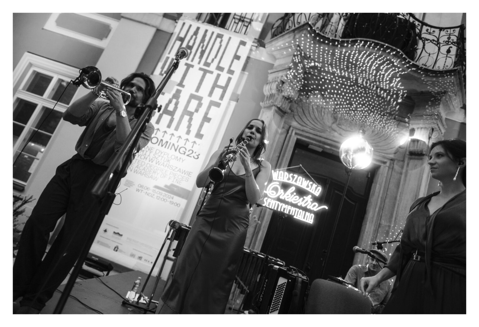 Kobieta i mężczyzna grający na instrumentach.