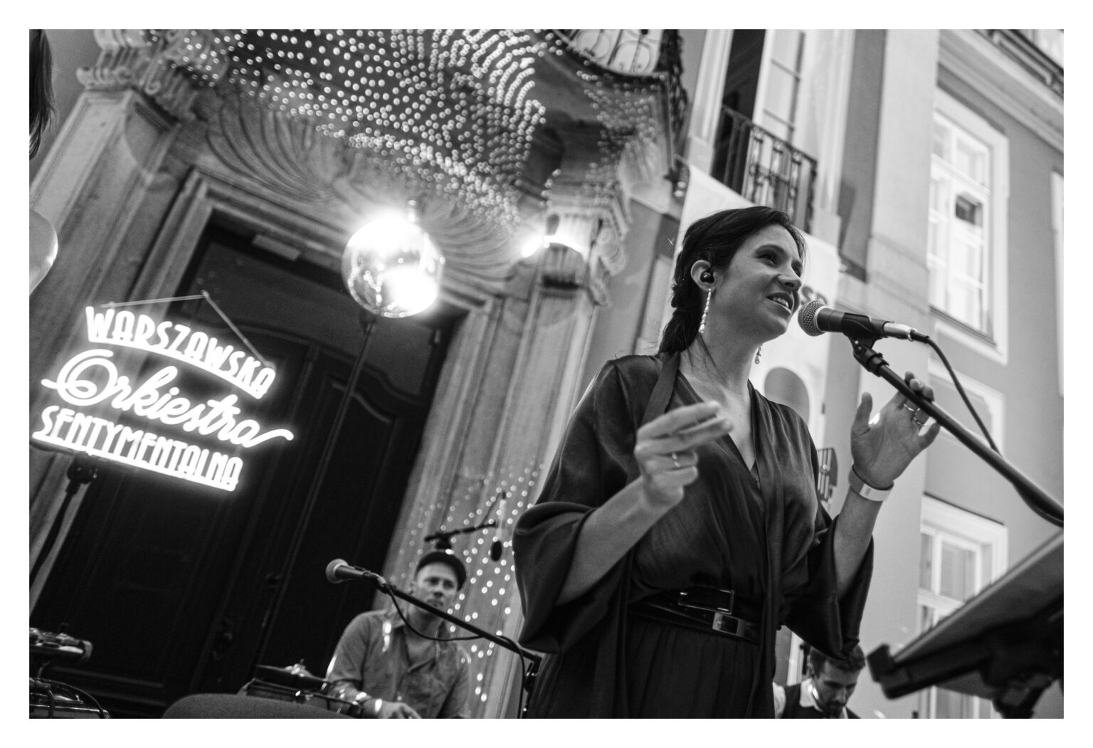 Zbliżenie na śpiewającą kobietę.