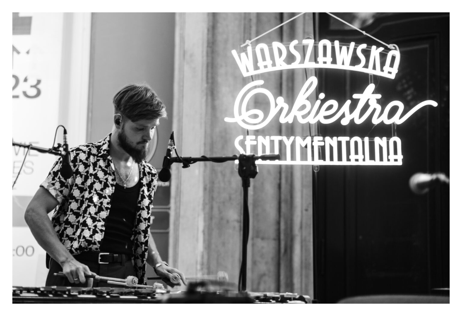 Zbliżenie na grającego mężczyznę.