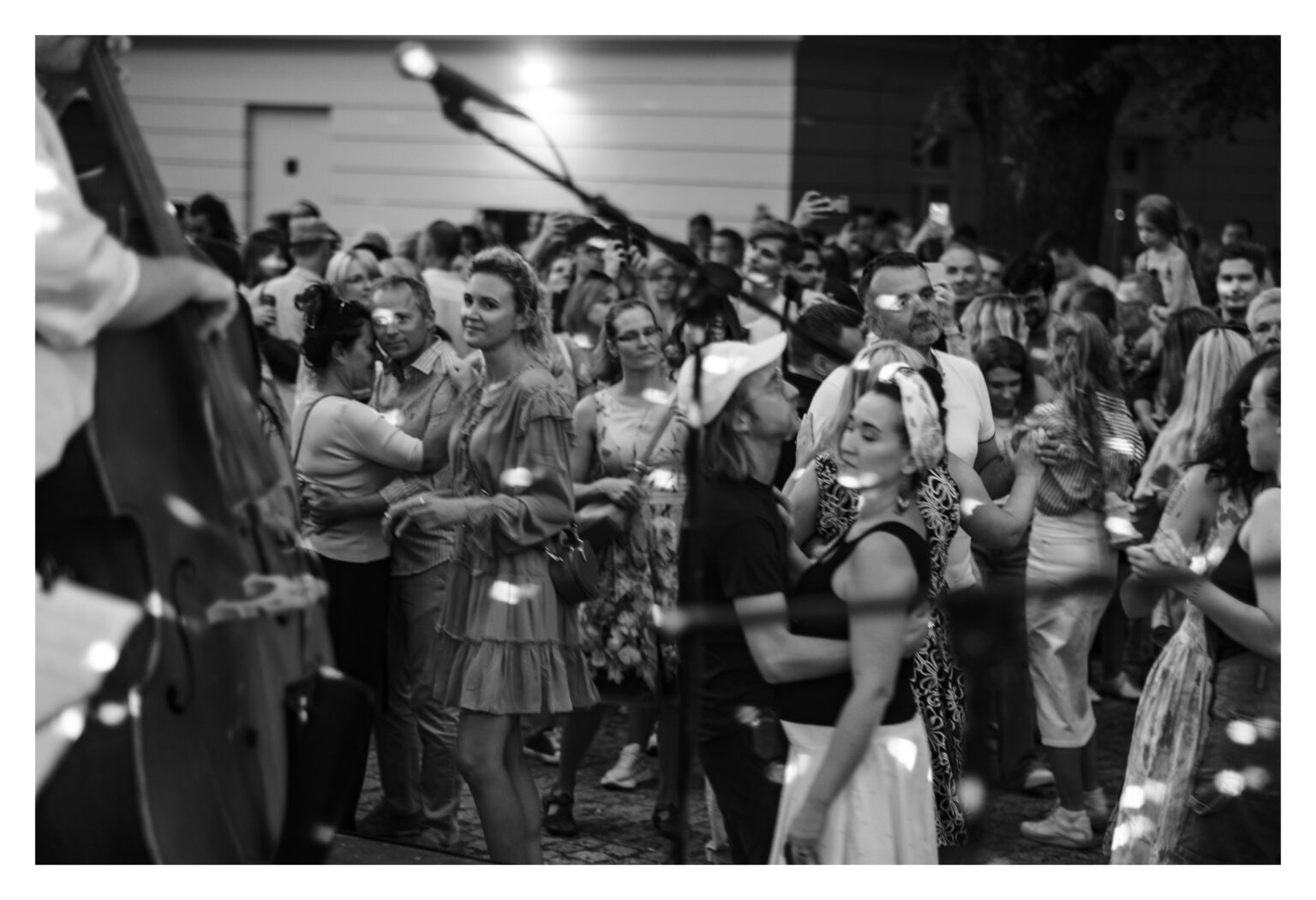 Tłum tańczących ludzi.