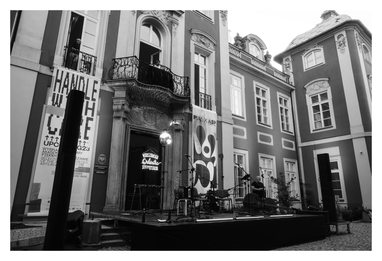 Widok Pałacu Czapskich podczas potańcówki.