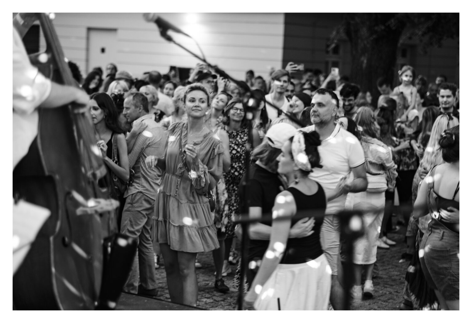 Tłum tańczących ludzi.