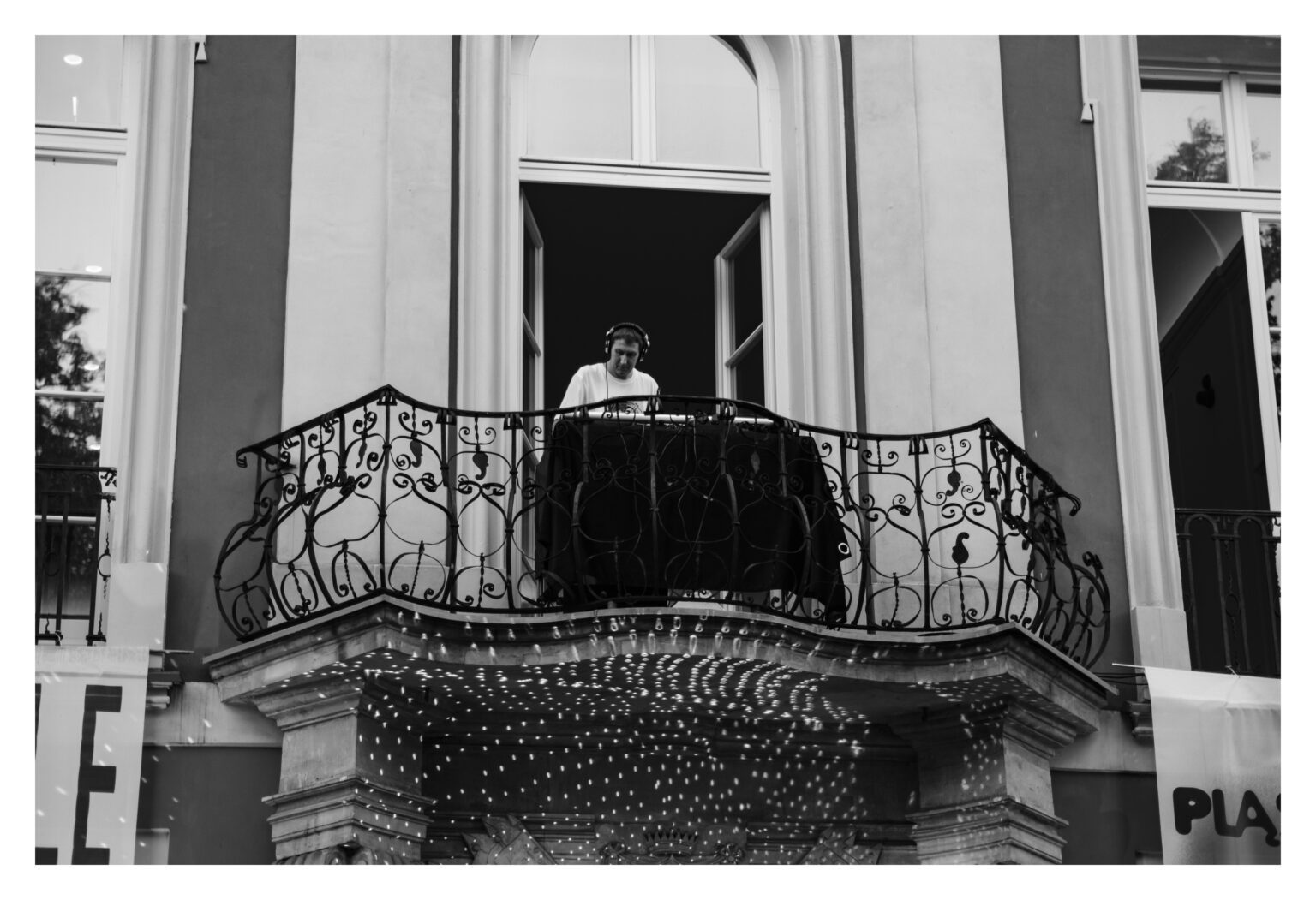 Mężczyzna na balkonie.