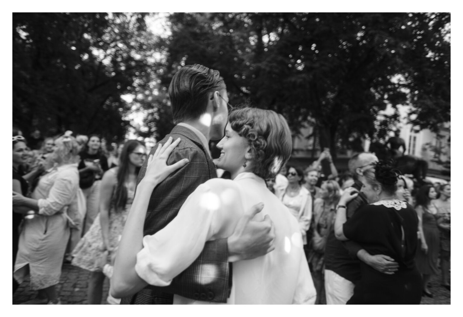 Młoda tańcząca para.