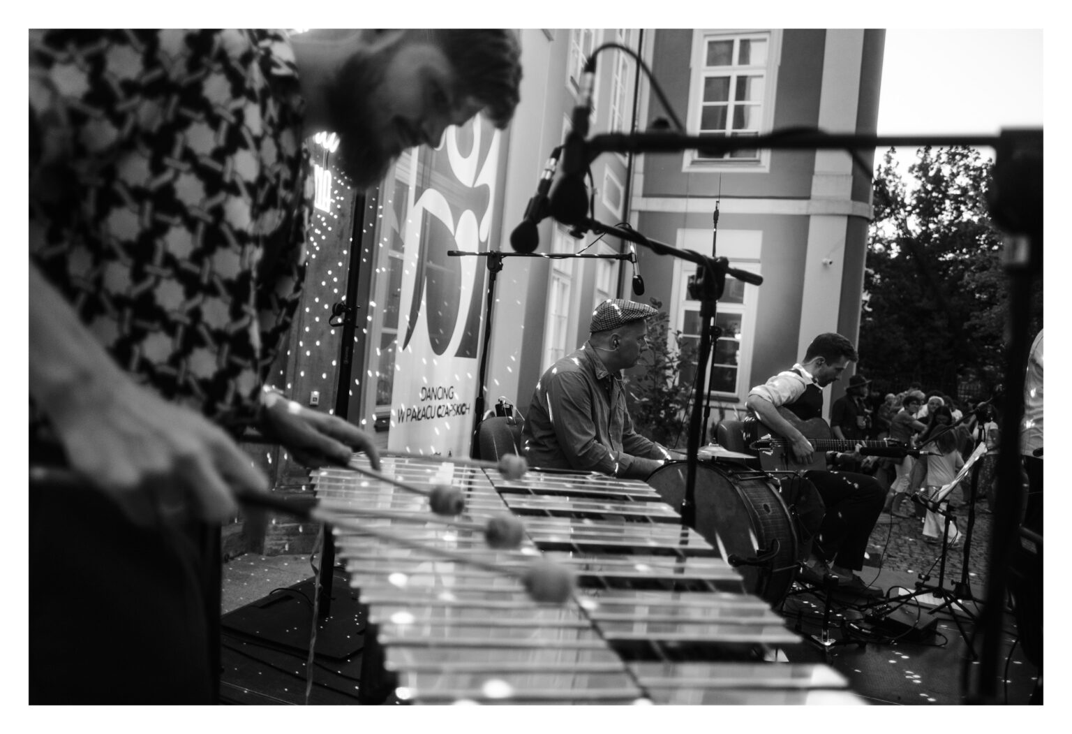 Zbliżenie na grającego mężczyznę.