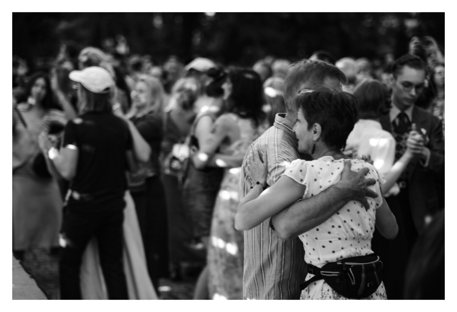 Para tańcząca w tłumie.