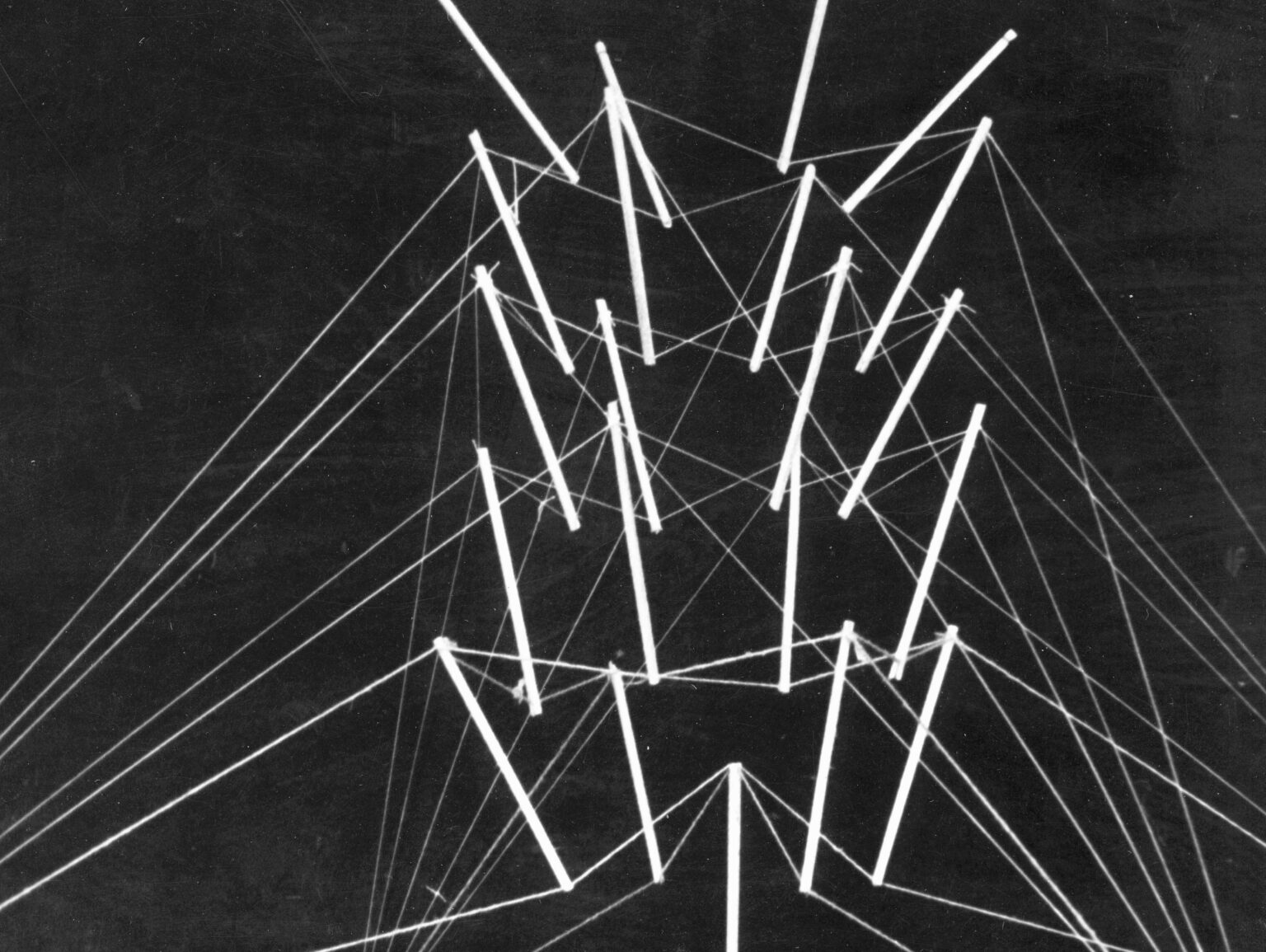 zdjęcie przedstawia konstrukcję z metalu