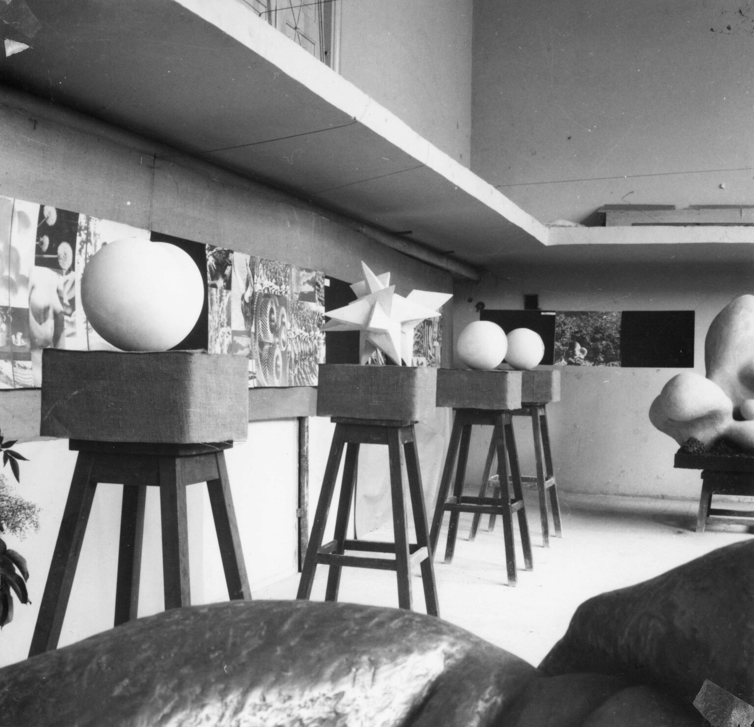 czarno-biała fotografia przedstawia pracownię