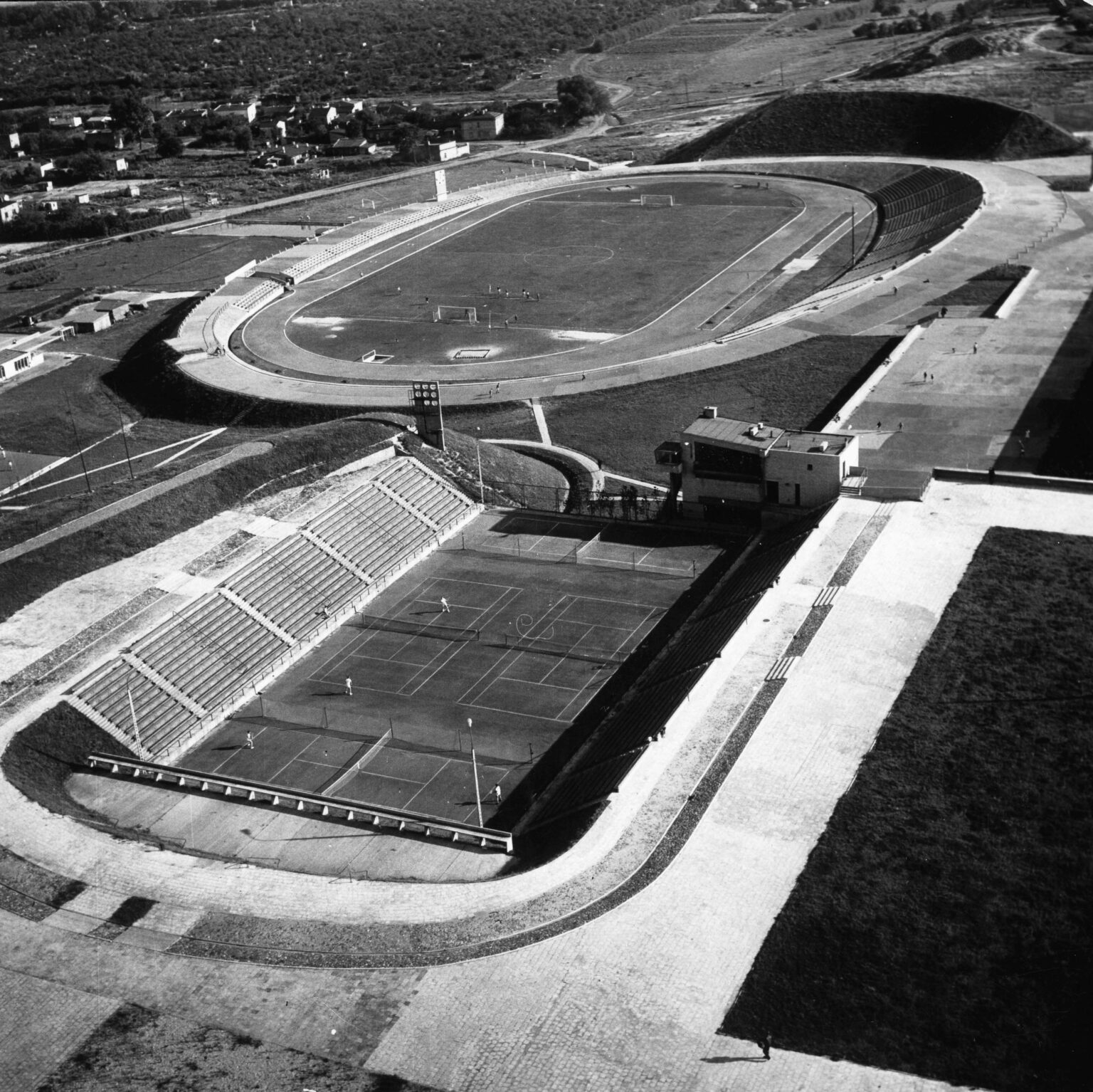 czarno-białe zdjęcie stadionu z lotu ptaka
