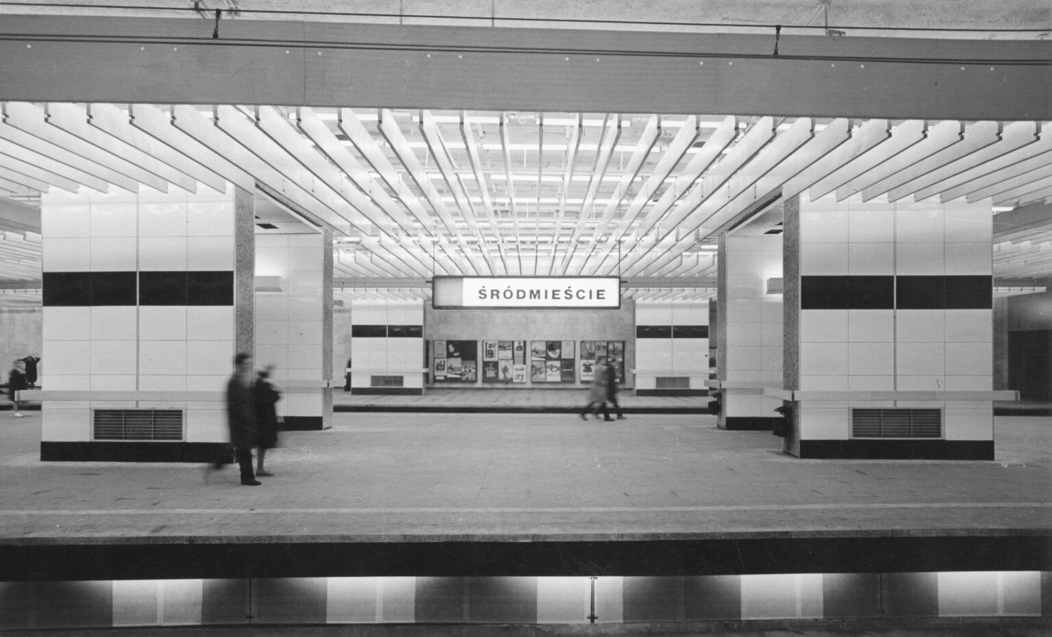 czarno-biała fotografia dworca