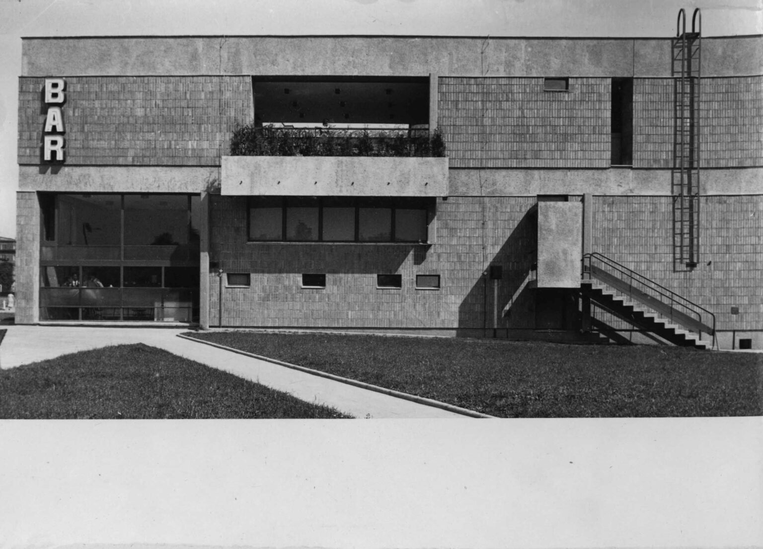 czarno-biała fotografia budynku zzewnątrz