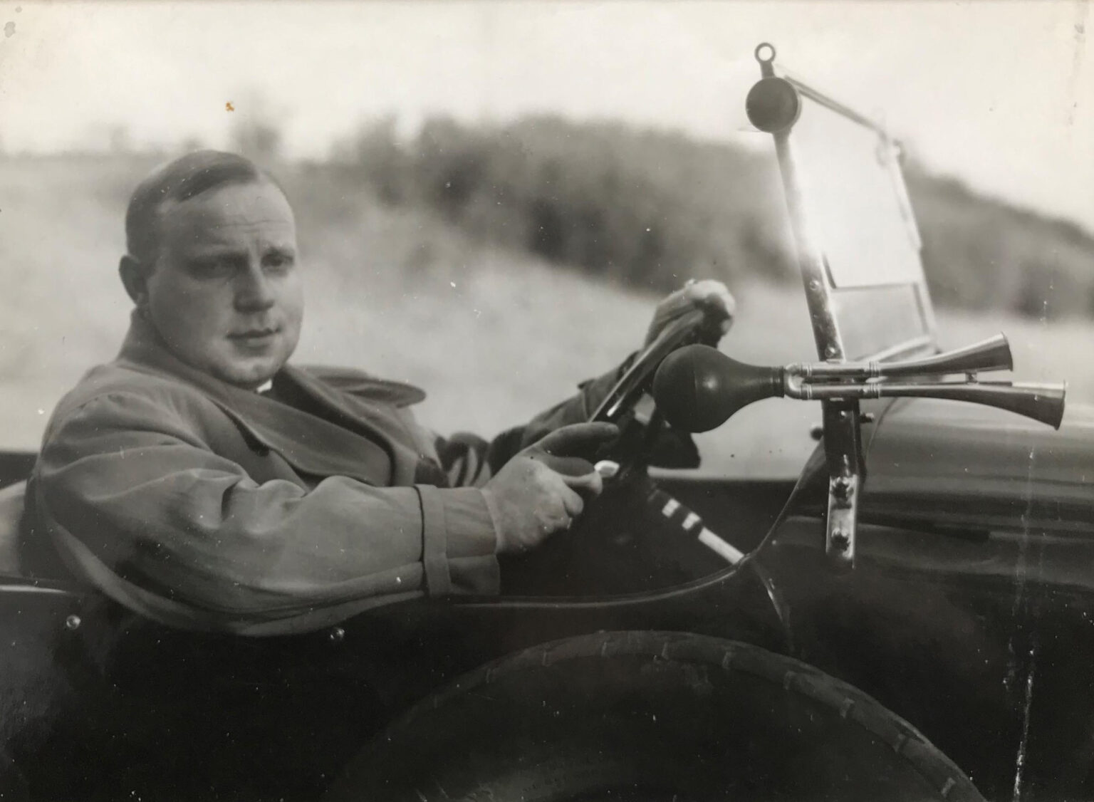 zdjęcie archiwalne przedstawia mężczyznę za kierownicą automobilu