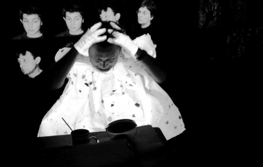 czarno-białe zdjęcie ze spektaklu