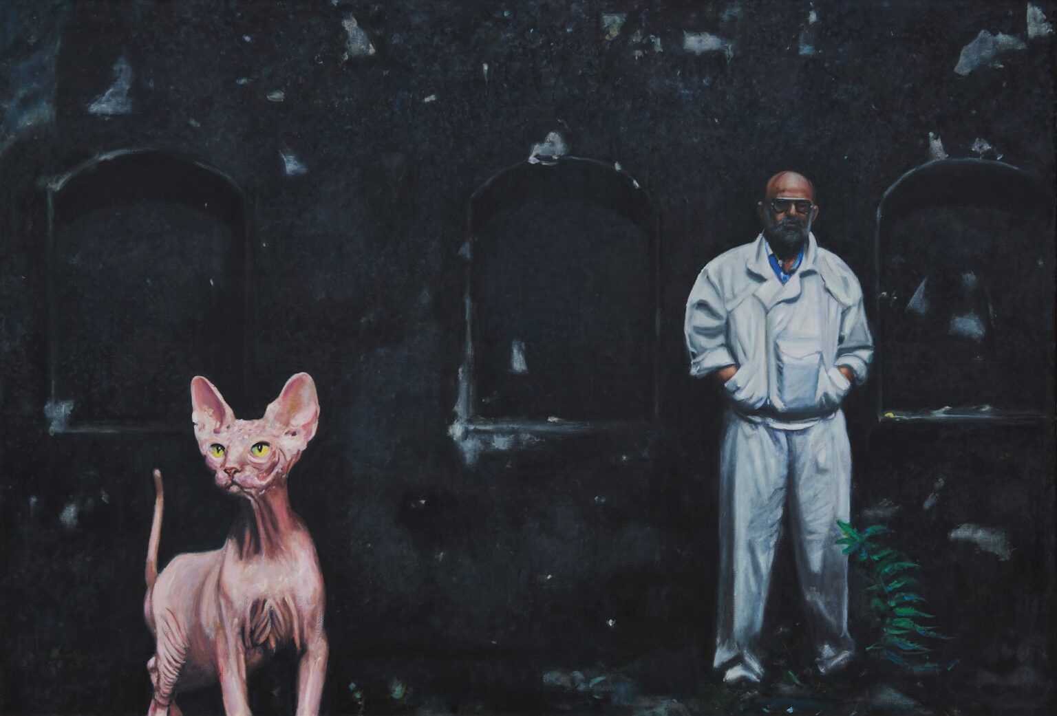 obraz barwny przedstawia łysego mężczyznę w biały ubraniu i pozbawionego sierści kota rasy sfinks