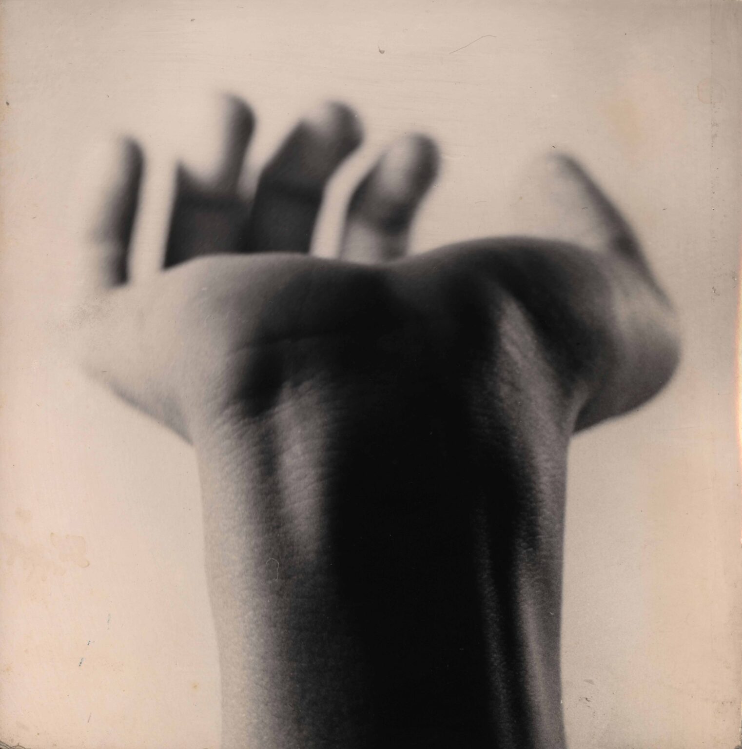 ujęcie wygiętej dłoni, sepia