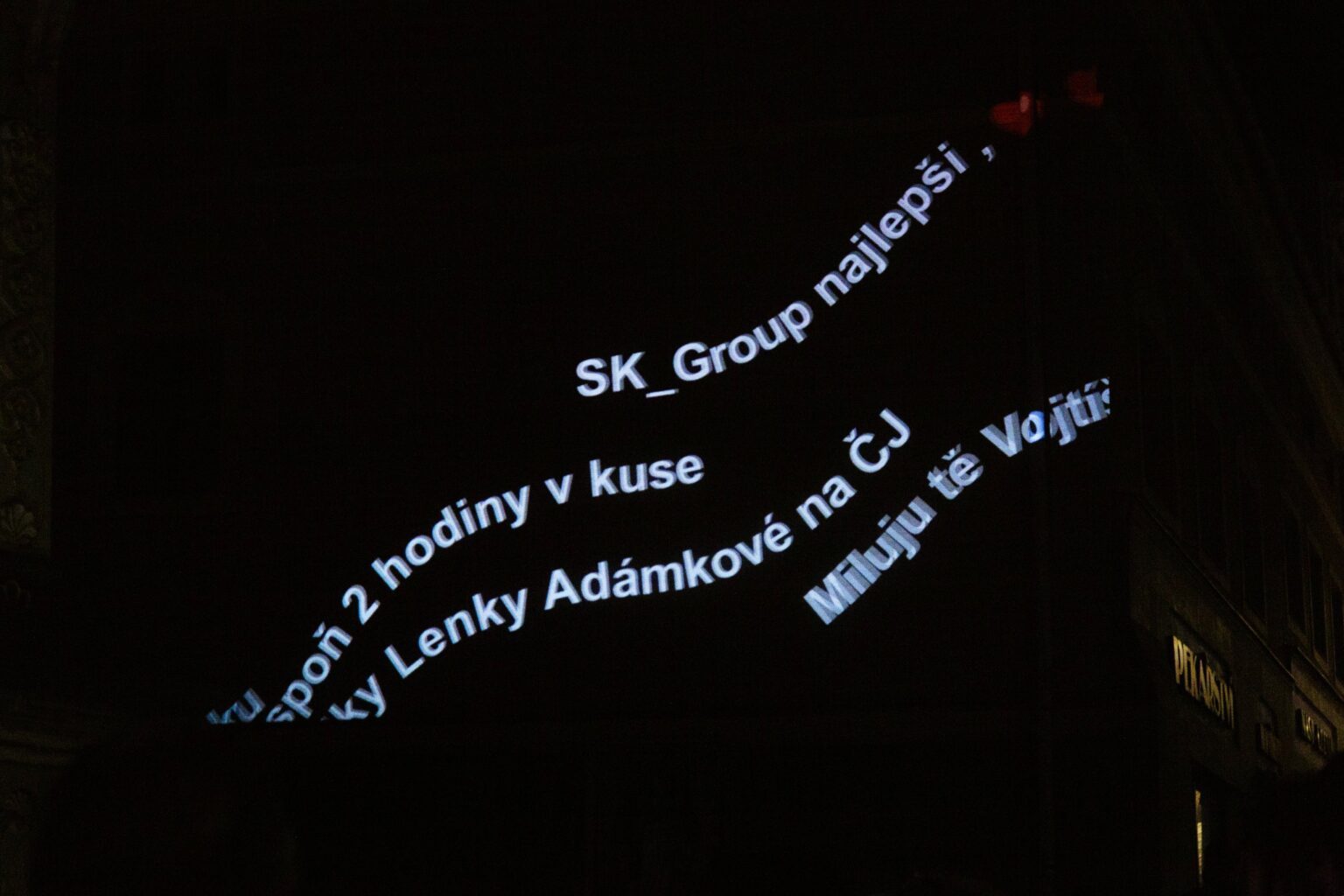 mapping na budynku w nocy