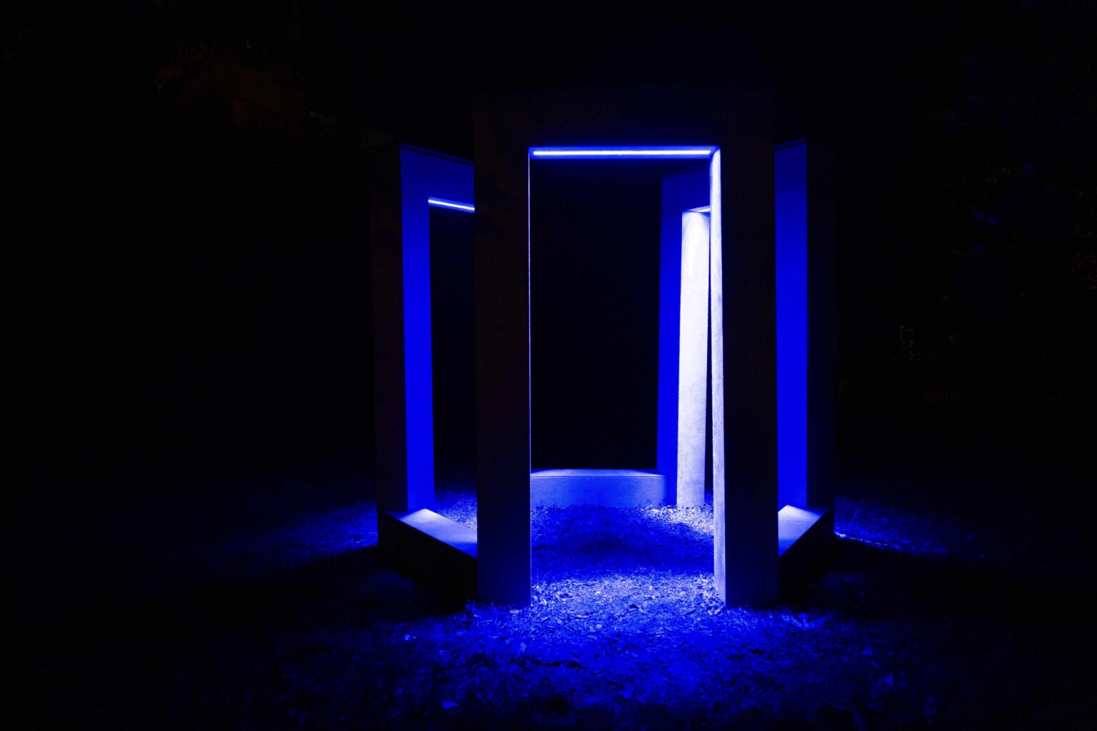 geometryczna instalacja podświetlonej na niebiesko