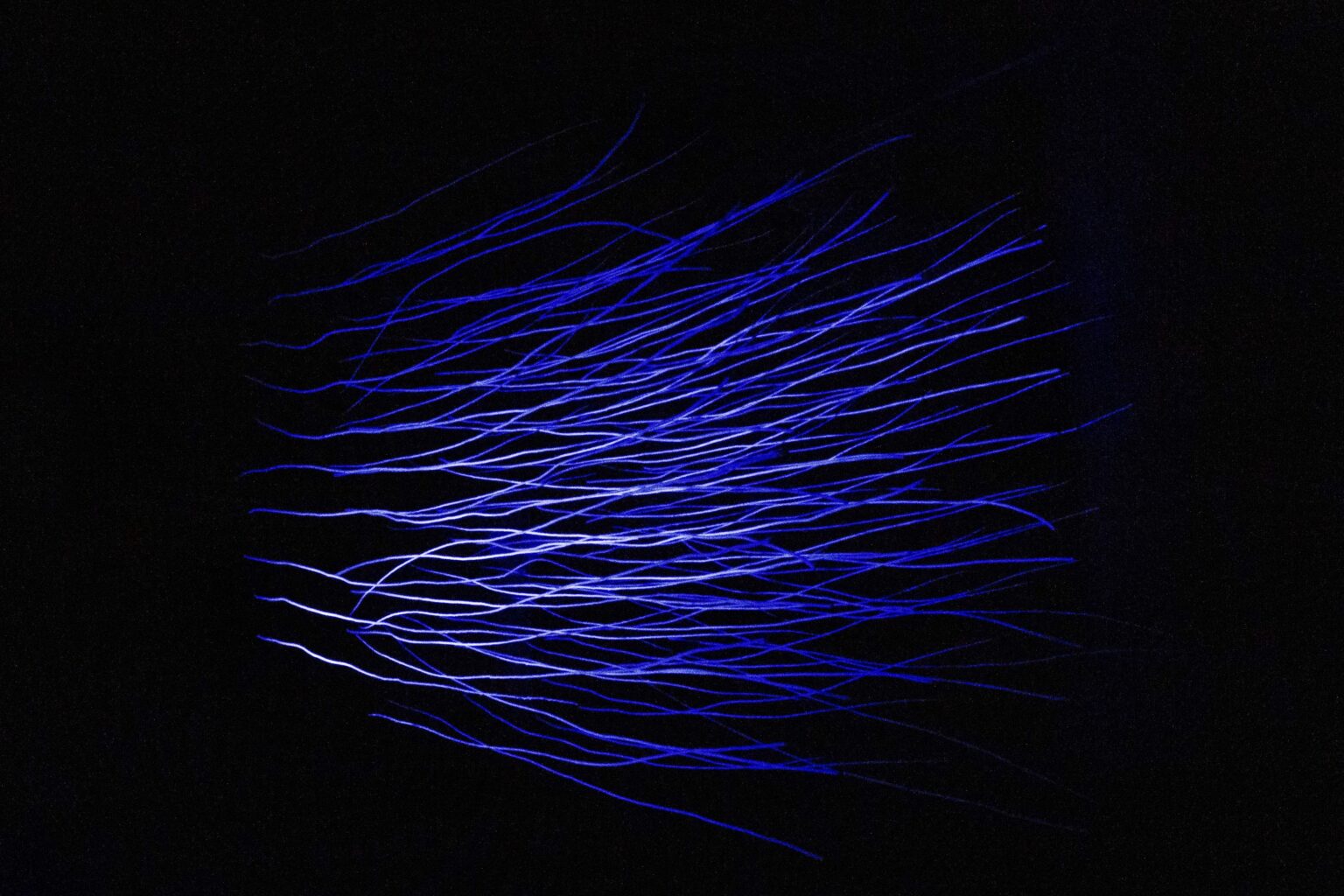 pozioma, niebieska instalacja świetlna nocą