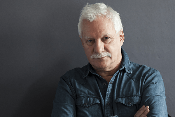 portret mężczyzny z wąsami w jeansowej koszuli