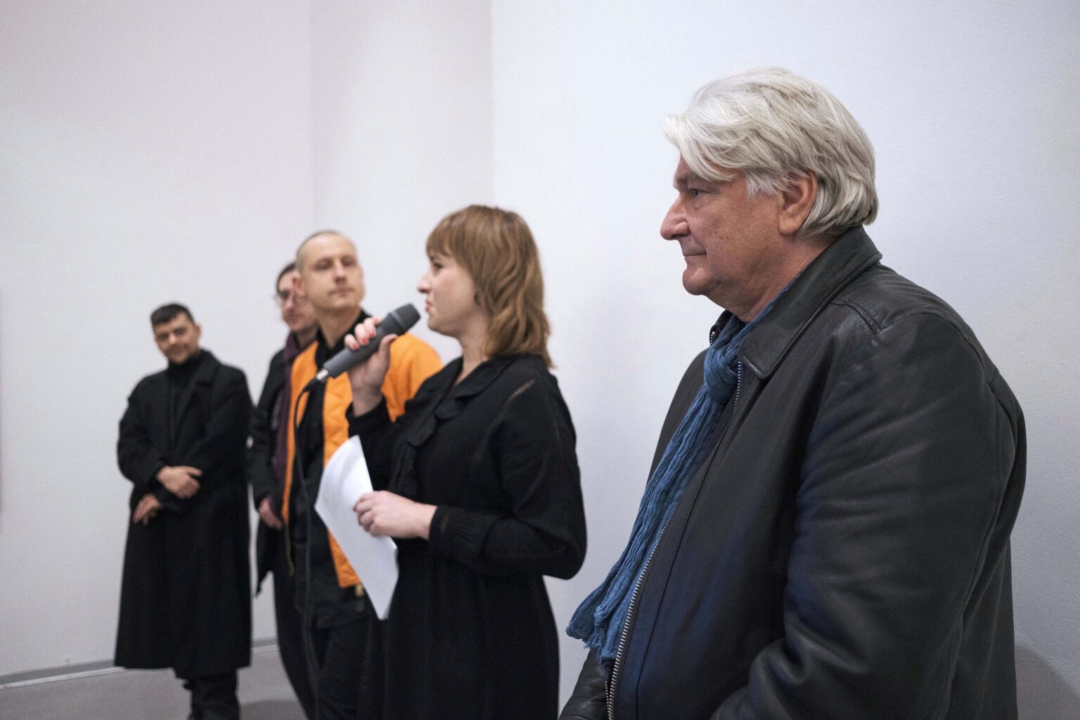 kilka osób, kobieta mówi do mikrofonu