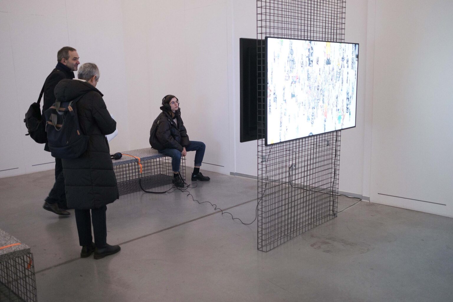 dwie osoby oglądają video