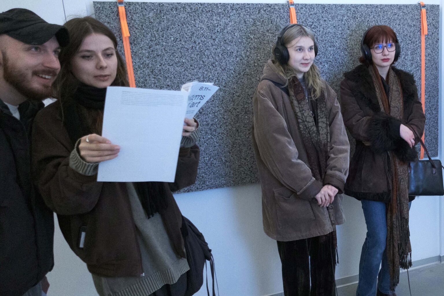 zwiedzający na wystawie