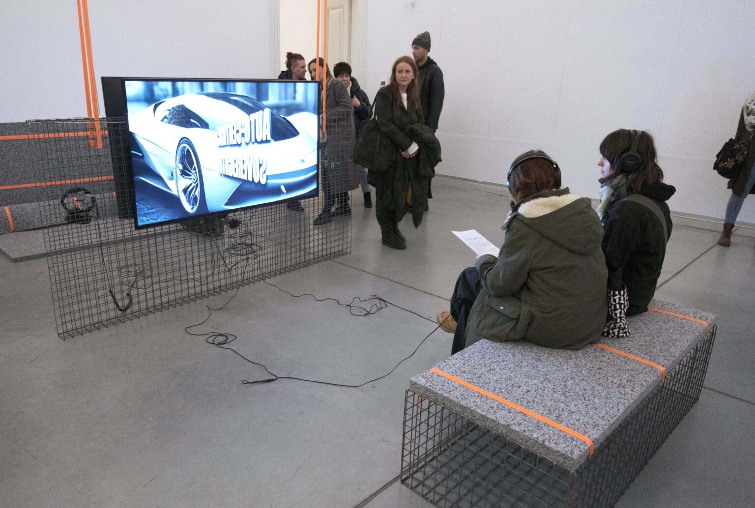 widok wystawy, zwiedzający