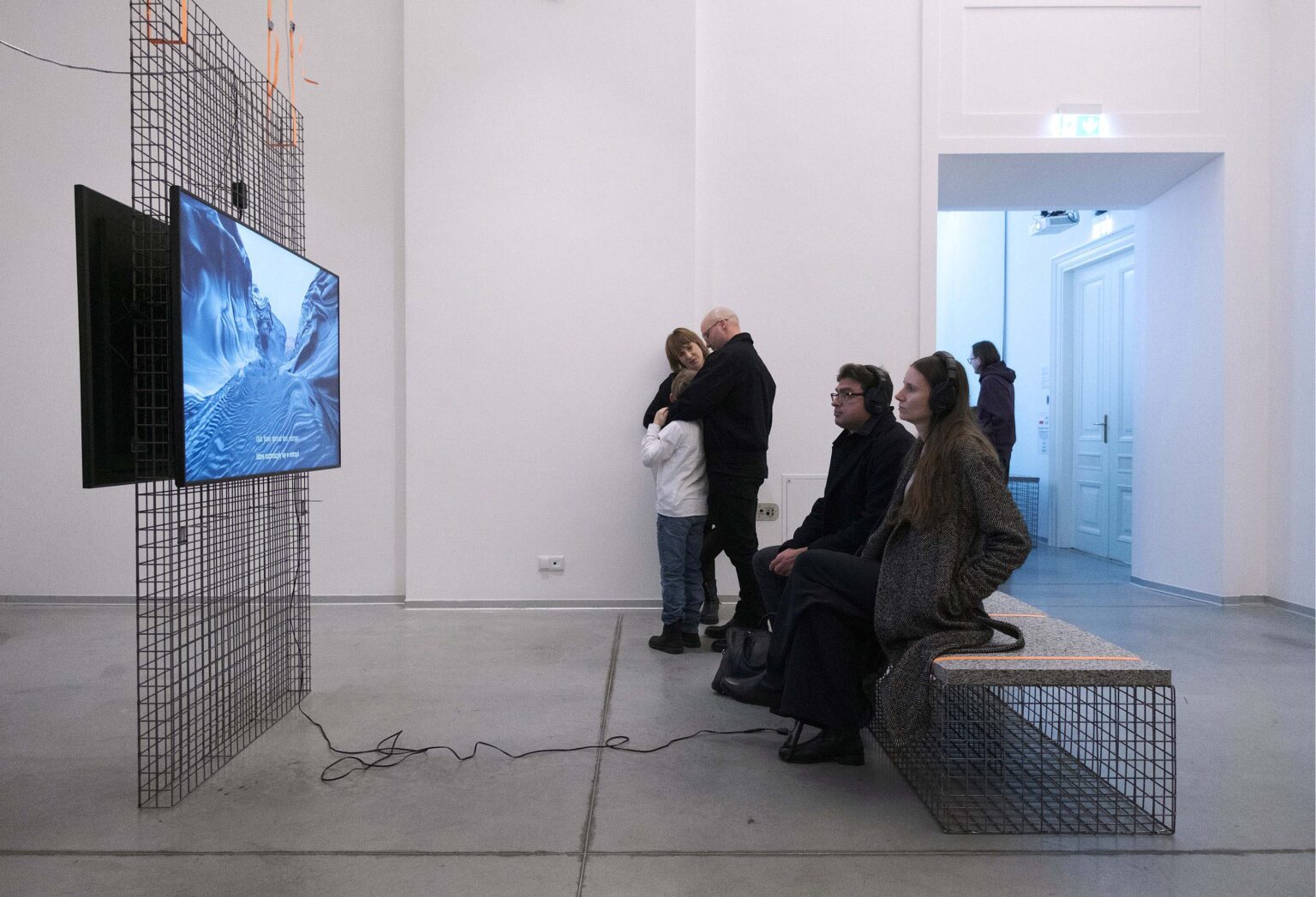 widok wystawy z publicznością