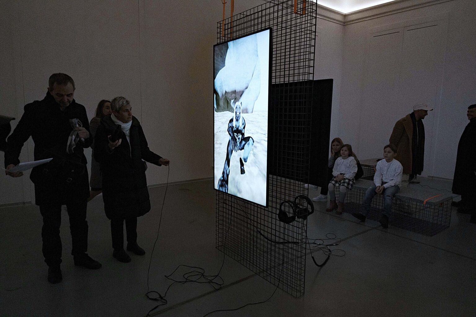 widok wystawy i zwiedzający