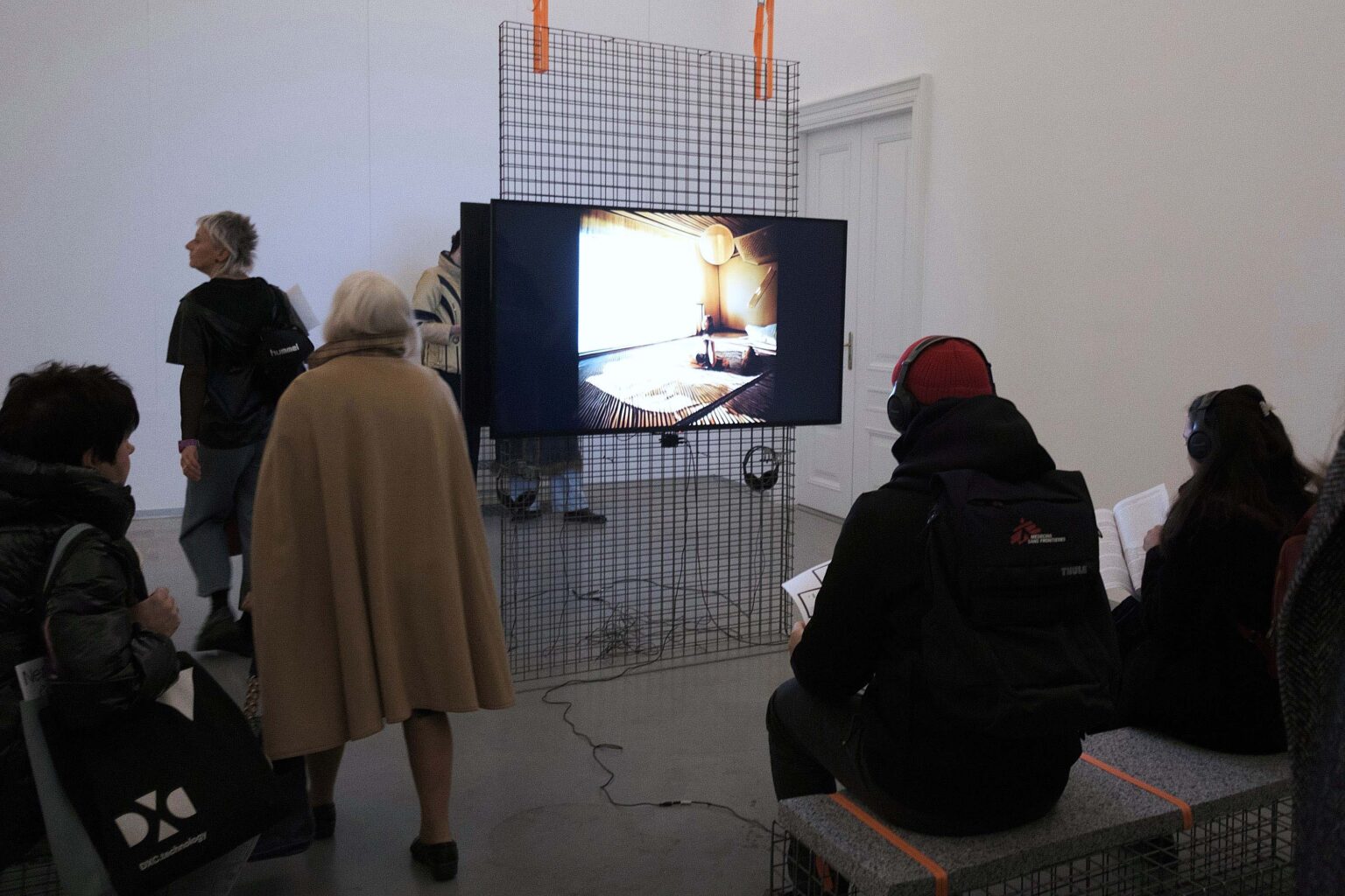 projekcje wideo na wystawie, osoby zwiedzające