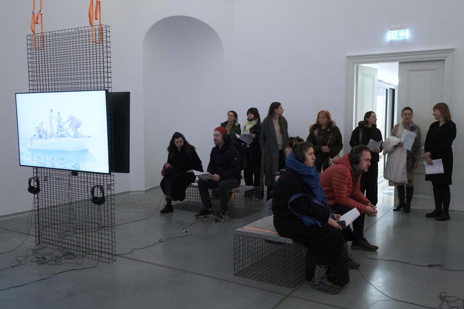 grupa osób w przestrzeni wystawy