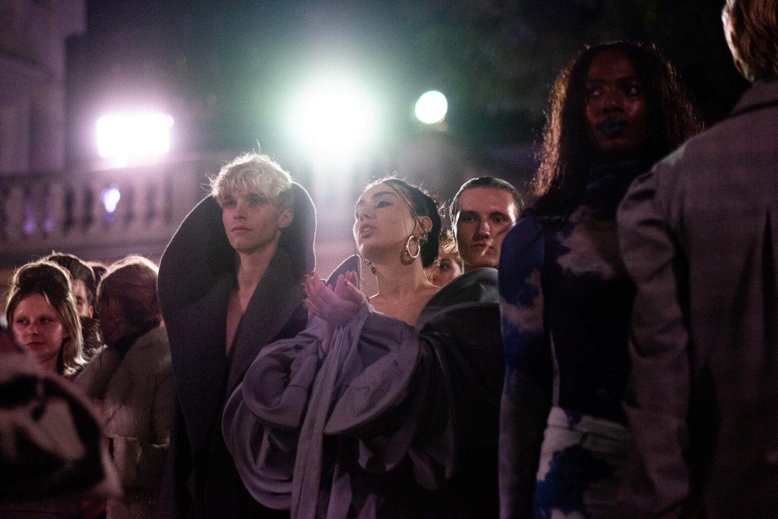 modelki i modele w świetle jupiterów