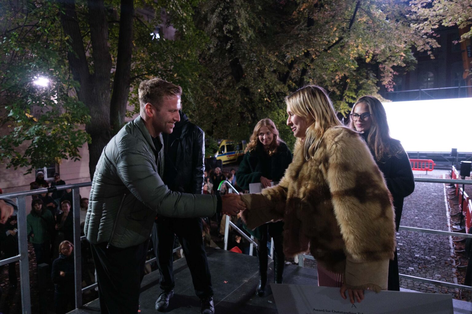 mężczyzna gratuluje kobiecie w futrze