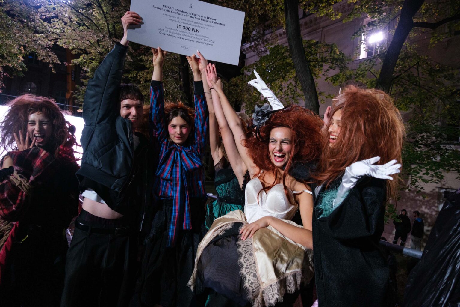 grupa cieszących się osób