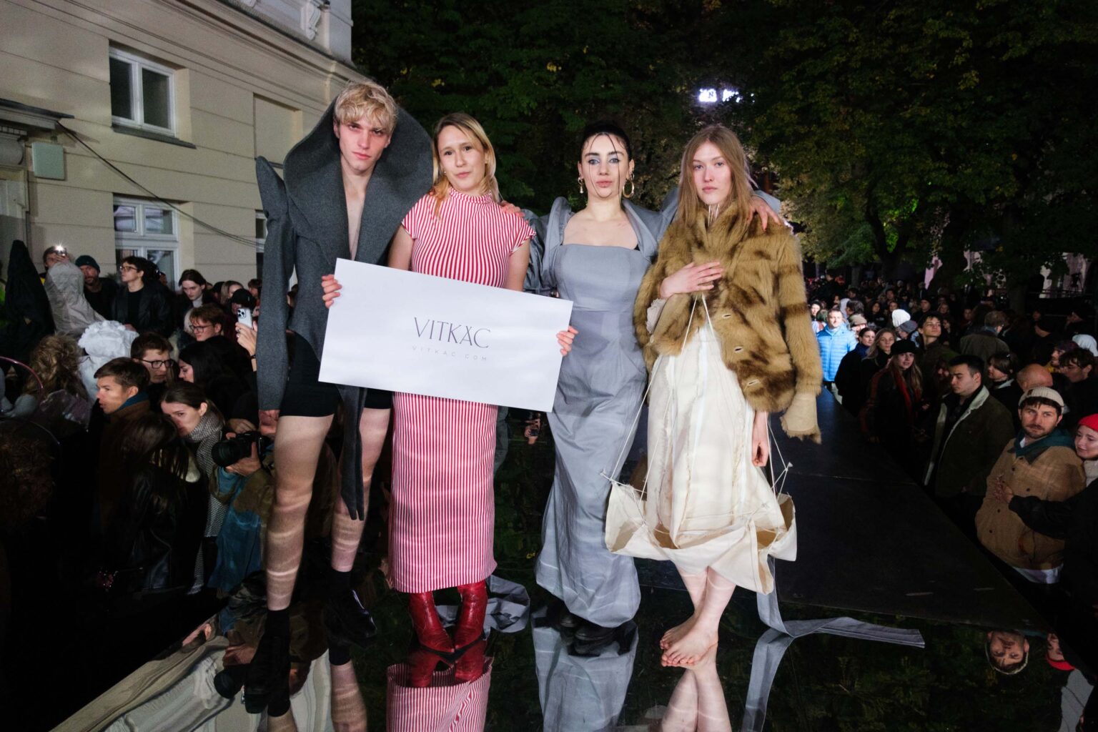 modele i modelko pozują do zdjęcia