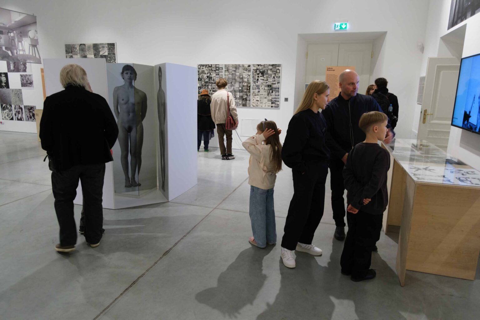 osoby w przestrzeni wystawy