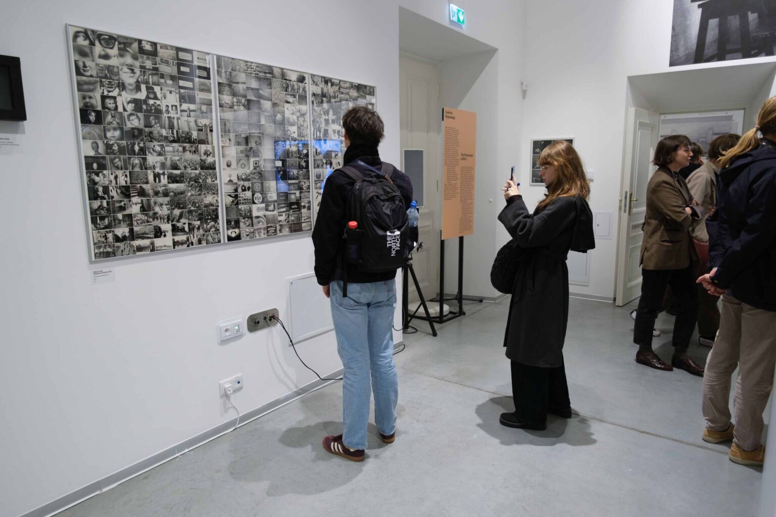 dwie osoby w przestrzeni wystawy